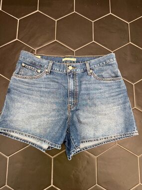 Levi's 80’s Mom Wash Blue Denim Shorts